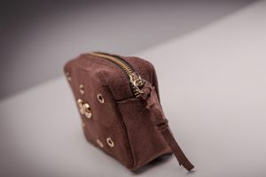 Monedero Vanessa – Serraje Chocolate con Hoyaos Dorados