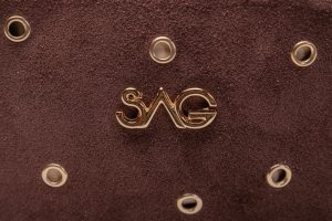 Monedero Vanessa – Serraje Chocolate con Hoyaos Dorados